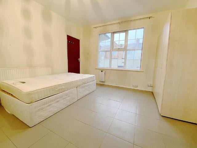 Studio for rent in London Borough of Hounslow, Osterley