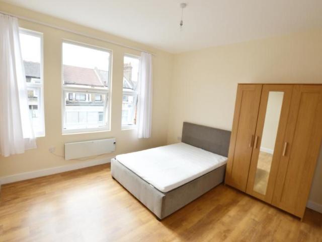 Studio for rent in Chapel End, Highams Park