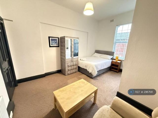 Studio for rent in Mayer's Green, West Bromwich