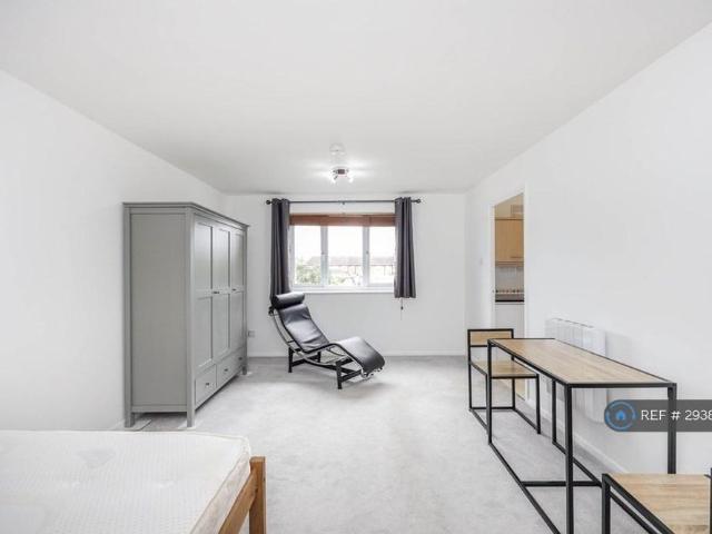 Studio for rent in Holywell Estate, North Watford
