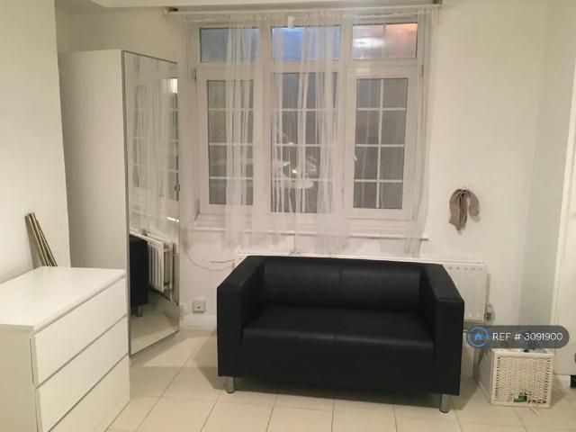 Studio for rent in Bermondsey Village, Greater London