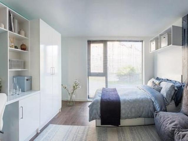 Studio for rent in Hillside, Leith