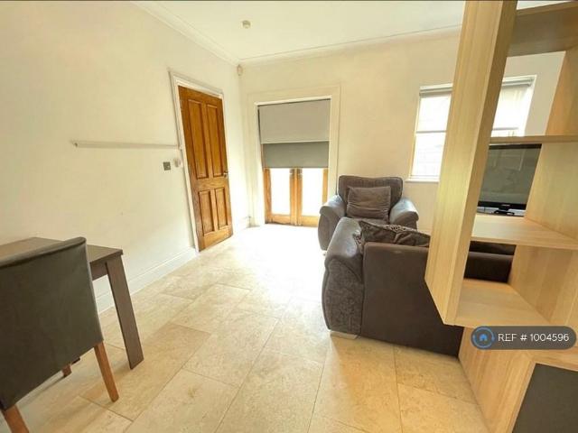 Studio for rent in Swallow, Buckinghamshire