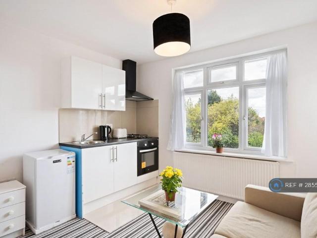 Flat for rent in London Borough of Hounslow, Greater London