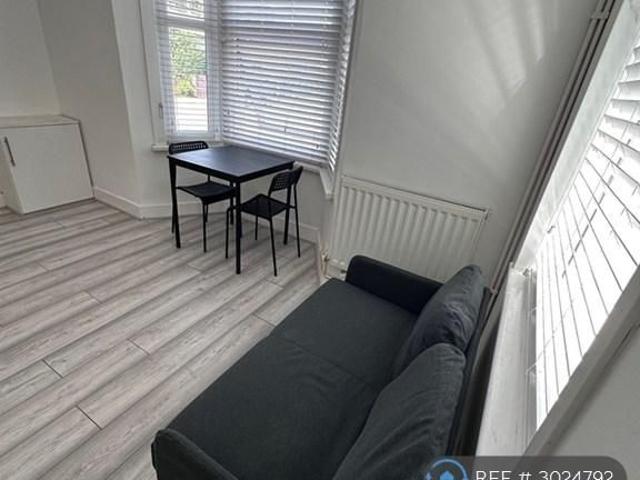 Studio for rent in London Borough of Croydon, Greater London