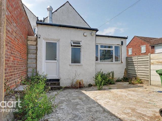 Flat for rent in Lower Halliford, Surrey