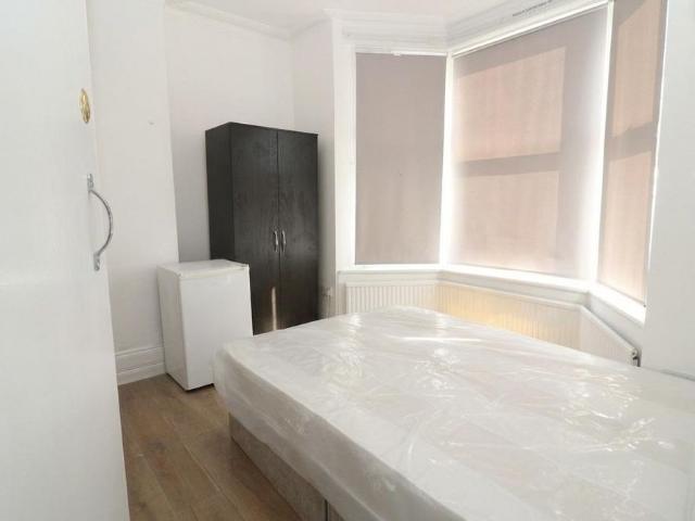 Studio for rent in London Borough of Merton, Mitcham