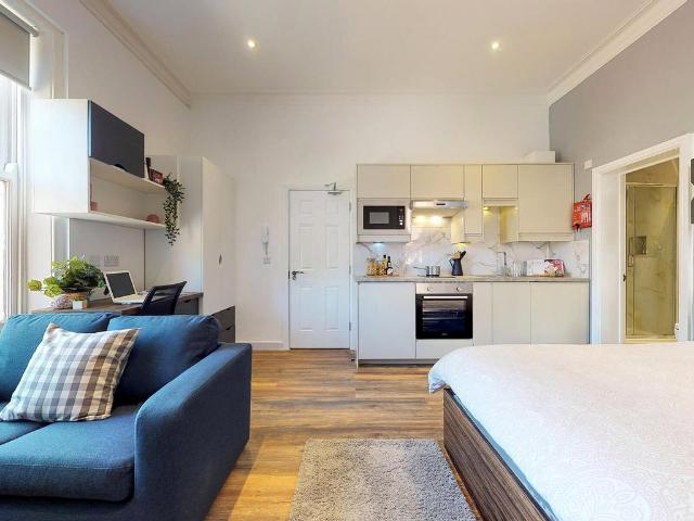 Flat for rent in Hyde Park, West Yorkshire