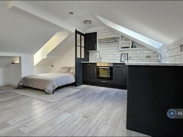Studio for rent in Fole, Surrey