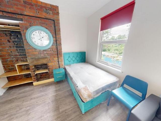 Studio for rent in Hyde Park, West Yorkshire