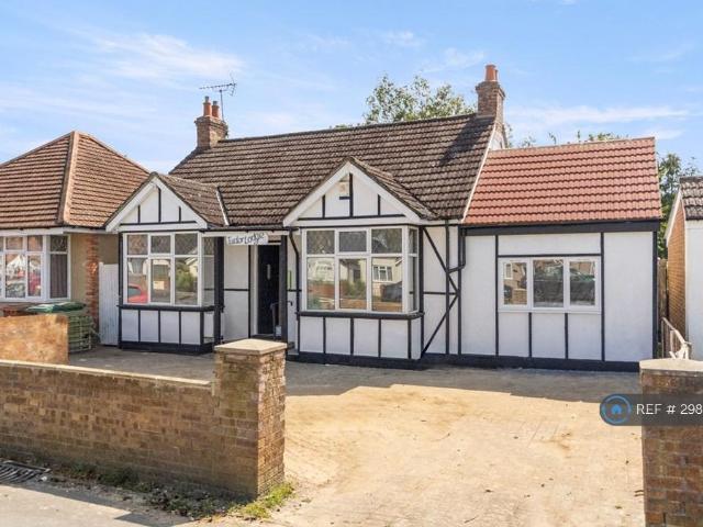 Flat for rent in Staines, Surrey