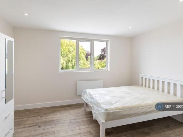 Studio for rent in Potters Bar, Hertfordshire