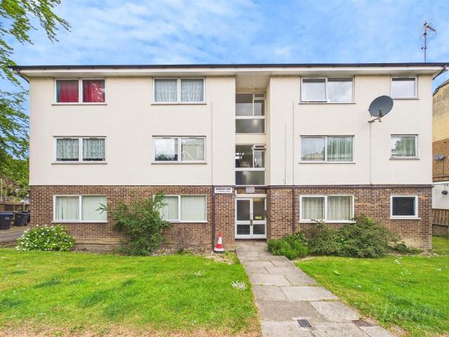 Flat for rent in London Borough of Croydon, Sanderstead