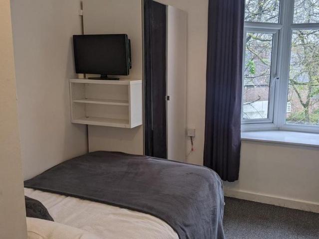 Studio for rent in Calderstones