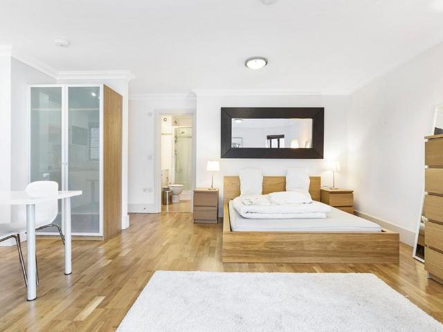 Flat for rent in North Kensington, Greater London