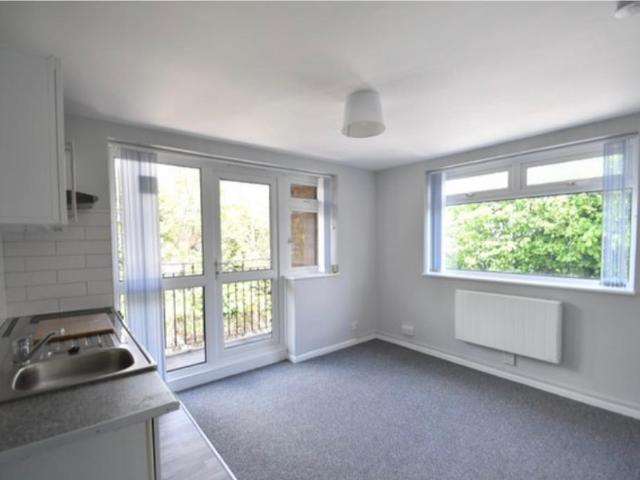 Flat for rent in Broom Hill, Greater London