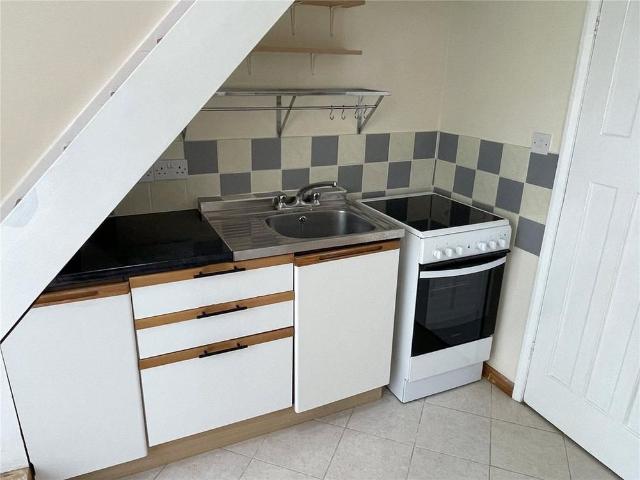 Studio for rent in Sunnymead, The Slade
