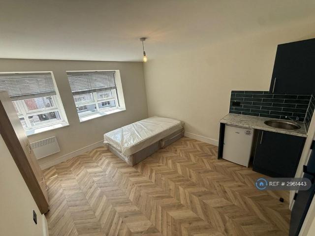 Flat for rent in Blackhills, Surrey