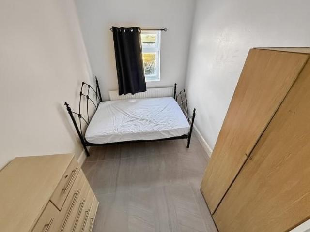 Studio for rent in Seven Kings, Greater London