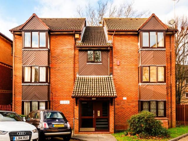 Flat for rent in Bowes, Greater London