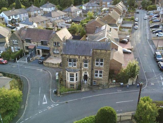 Studio for rent in Birkby, Huddersfield