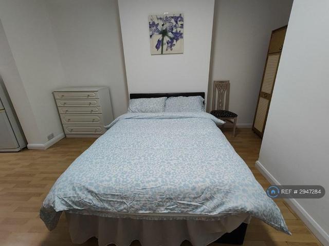Flat for rent in Poplar Grove, Greater London