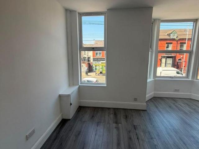 Studio for rent in Elm Park, Calderstones