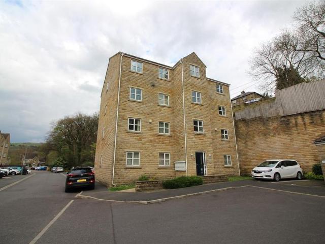 Studio for rent in Luddendenfoot, West Yorkshire