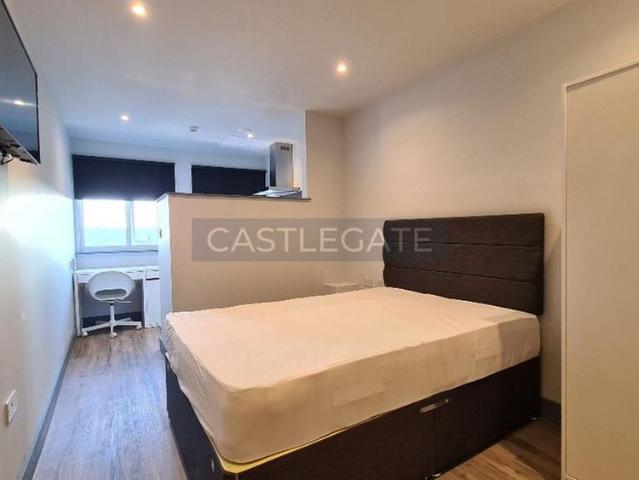 Studio for rent in Huddersfield, West Yorkshire