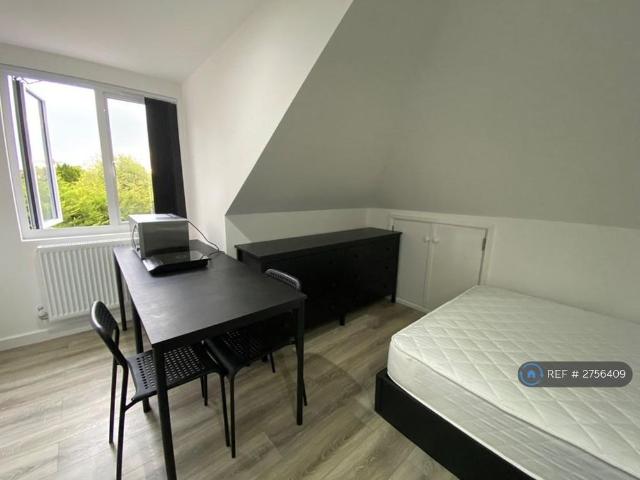 Studio for rent in Yiewsley, Isle Of Man