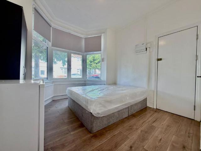 Studio for rent in London Borough of Merton, Mitcham
