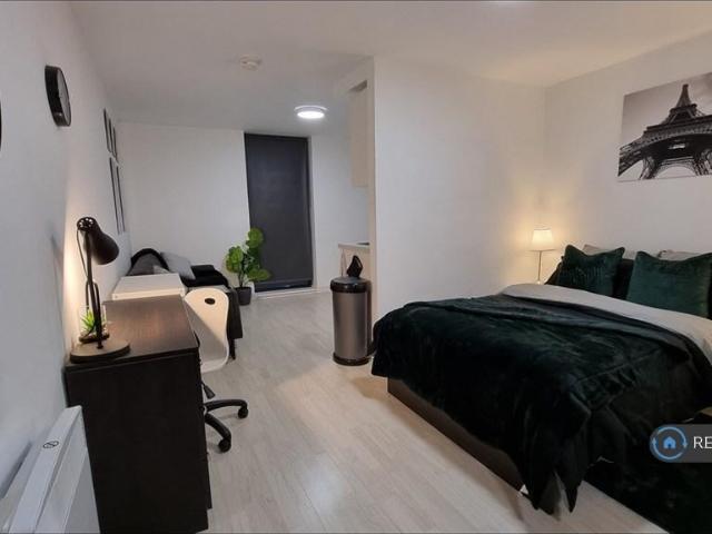 Flat for rent in Calderstones