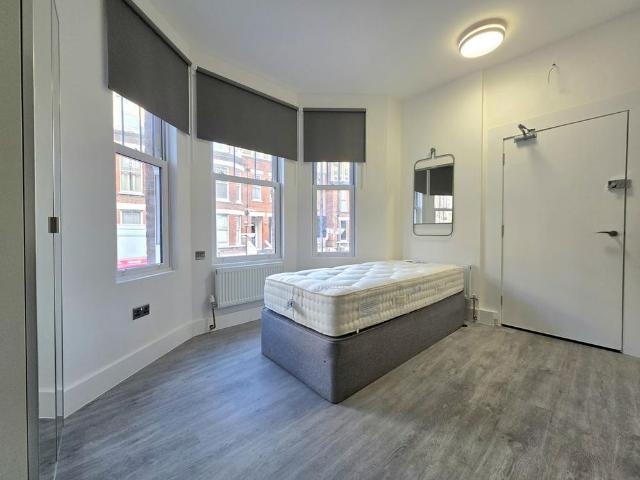 Studio for rent in St James, Sandown Park