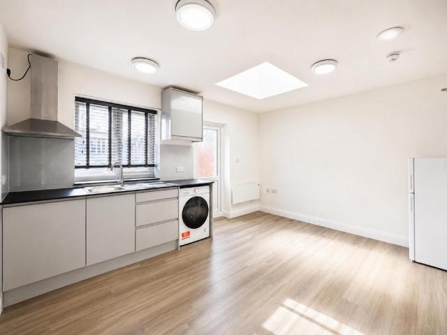 Studio for rent in Kingsbury, Greater London