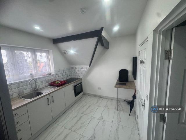 Studio for rent in Wake Green, West Midlands