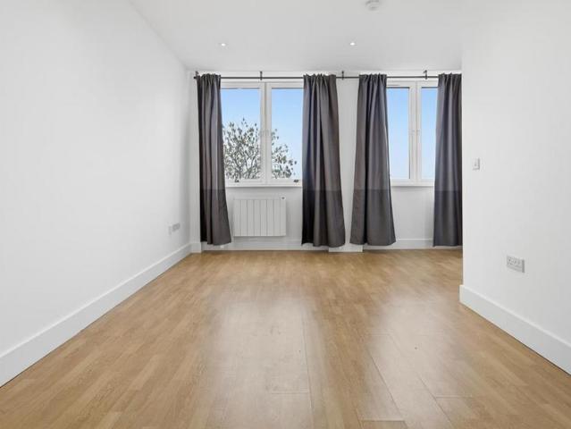 Studio for rent in Elstree and Borehamwood, Borehamwood