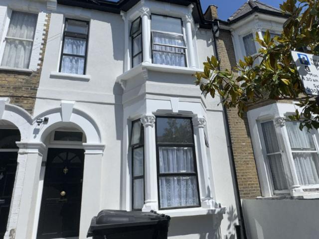 Flat for rent in Shacklewell, Greater London