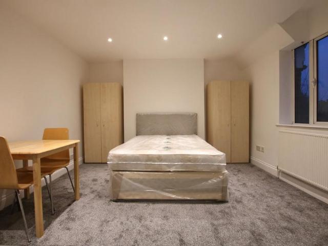 Studio for rent in Mapesbury, Greater London