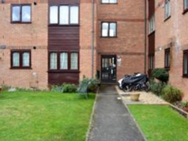 Flat for rent in London Borough of Ealing, Greater London
