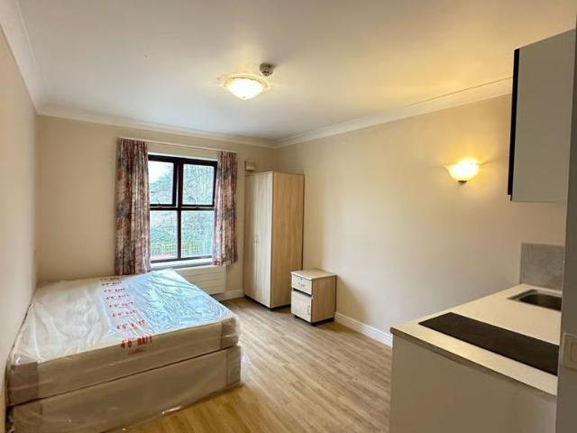 Flat for rent in Ruislip, Ickenham
