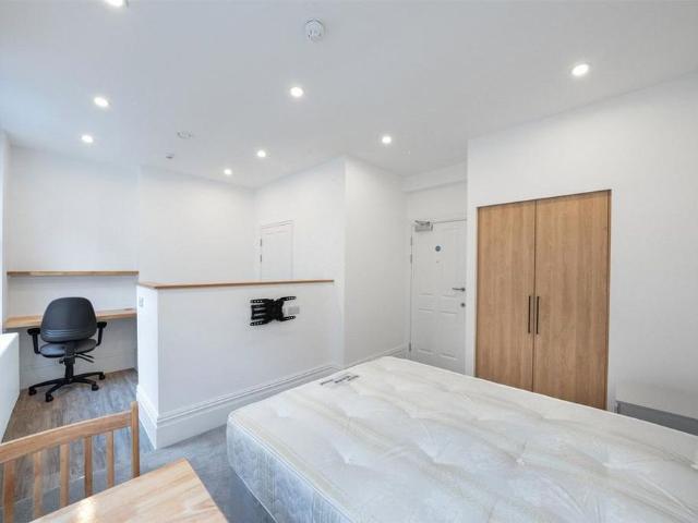 Studio for rent in Brompton, Greater London