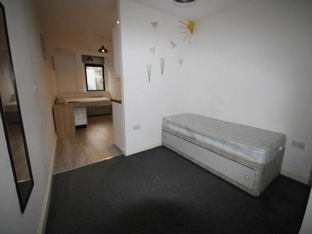 Studio for rent in West Yorkshire