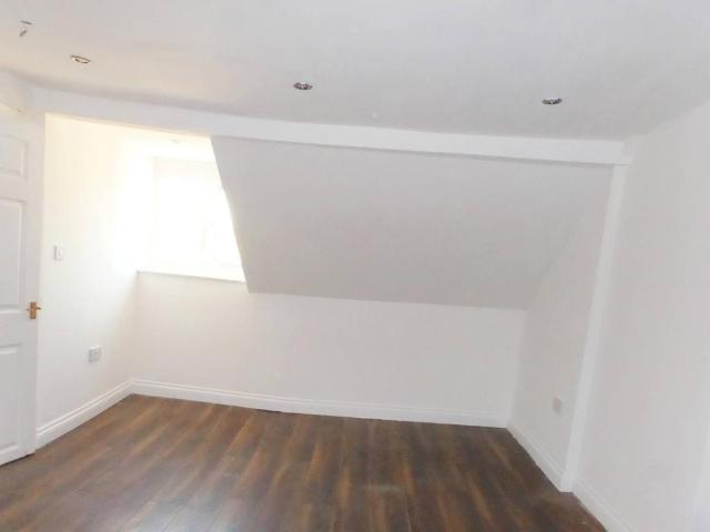 Flat for rent in London Borough of Croydon, Cat Hill