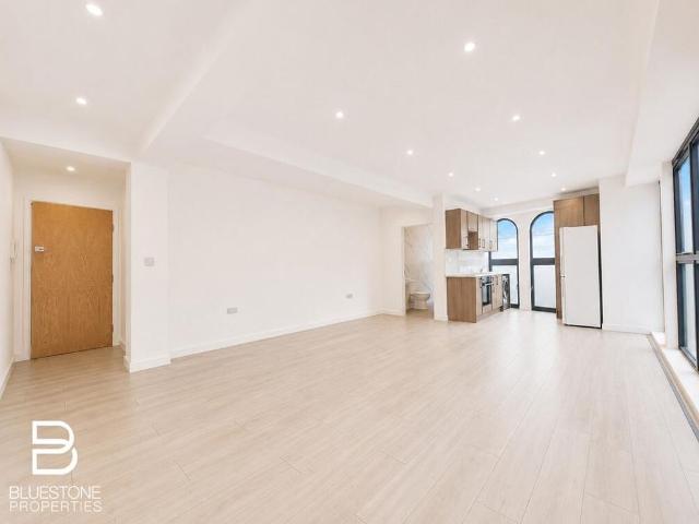 Studio for rent in Woodcote, Greater London