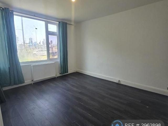 Studio for rent in Chingford Mount, Highams Park