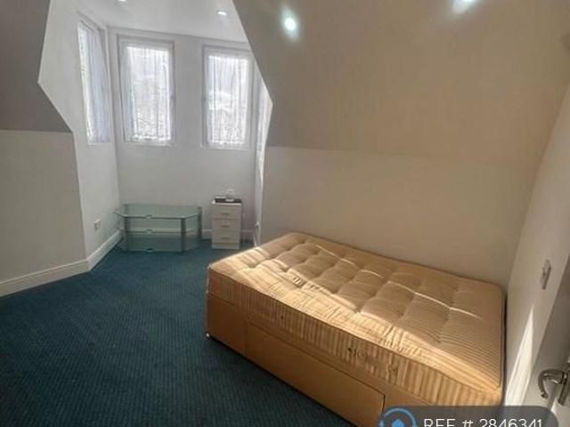 Studio for rent in Wake Green, West Midlands