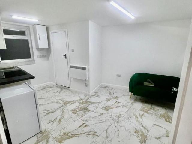 Studio for rent in Aveley, Essex