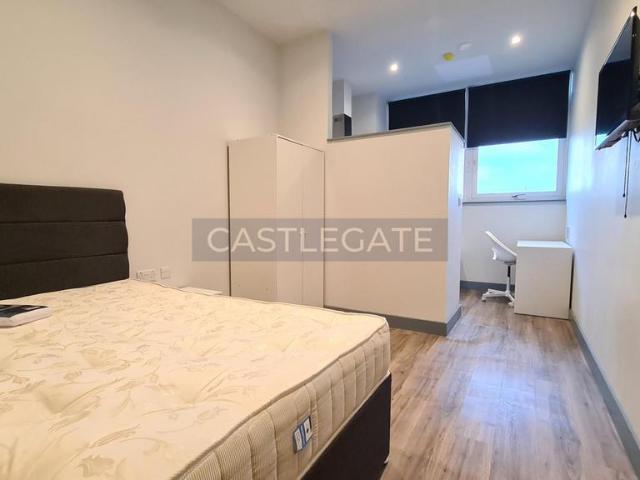 Flat for rent in Huddersfield, West Yorkshire