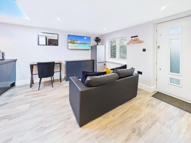 Studio for rent in London Borough of Ealing, Greenford