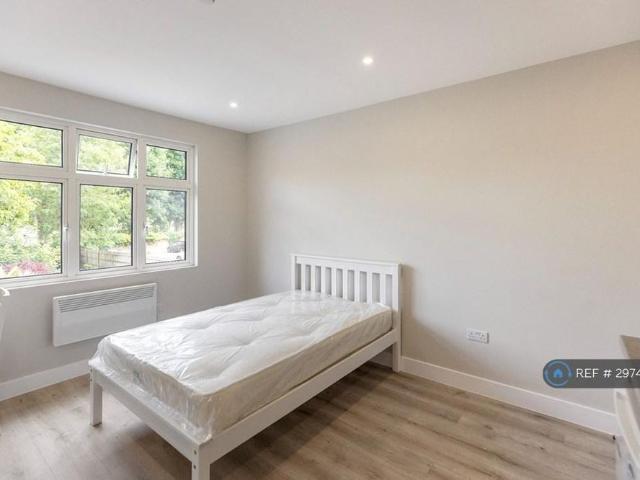 Studio for rent in Row Town, Surrey